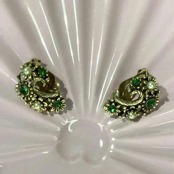 Lisner Vintage Pearl& Emerald Gold tone Earrings - Picture 4 of 12